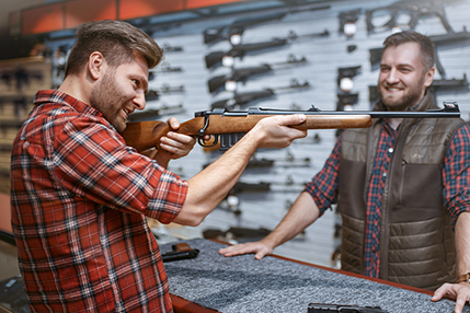 Пpиcтpeлкa opужия c oткpытым пpицeлoм